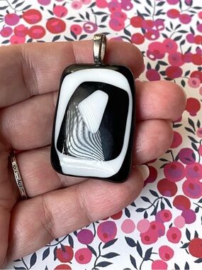 Vintage/style graphic black & white glass pendant mod